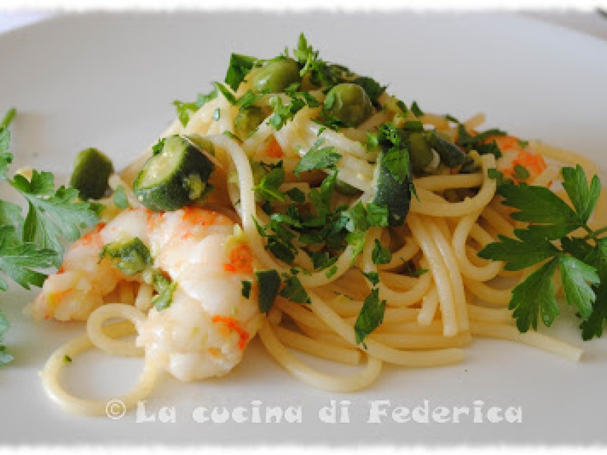 Spaghettoni con gamberi, piselli e zucchine