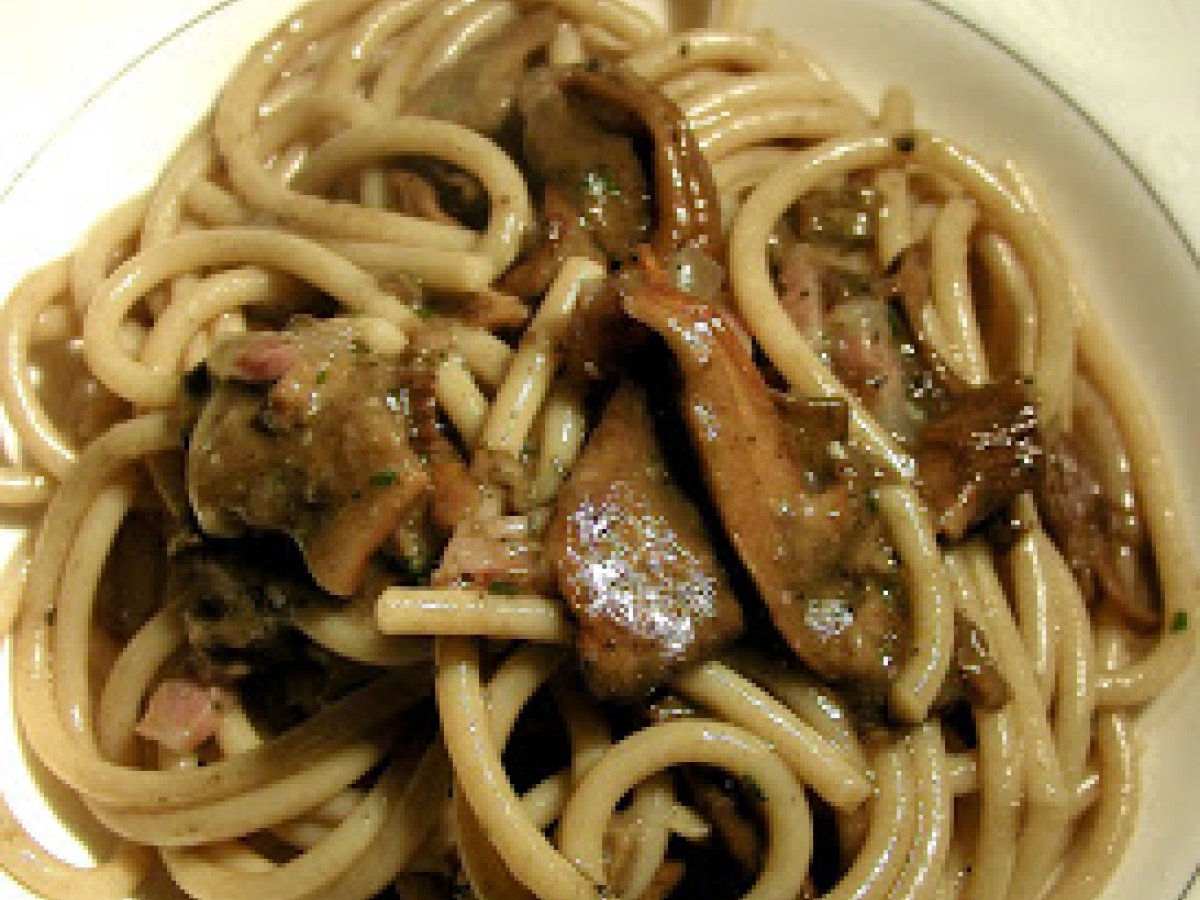 Spaghettoni con guanciale, porcini e formaggio di Fossa