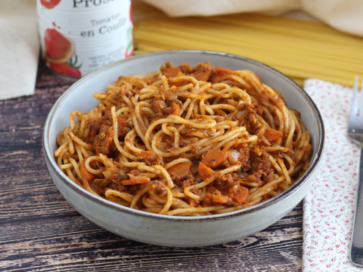 Spaghettoni con salsa vegetariana