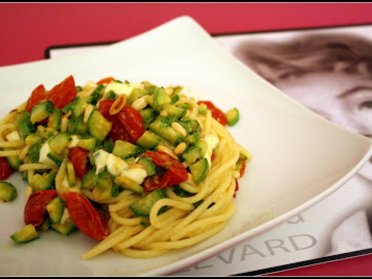 Spaghettoni di gragnano con zucchine e pomodorini confit