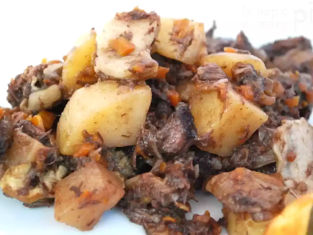Spezzatino di cervo all'arancia con patate, rape e porcini