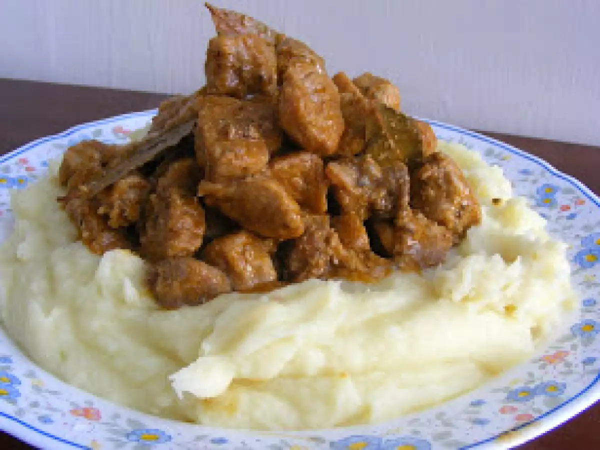 Spezzatino di maiale in padella: il segreto per un secondo morbido, profumato e saporito - foto 2