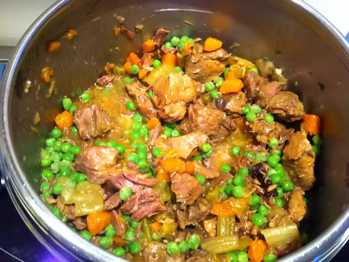 Spezzatino di manzo con piselli e aromi