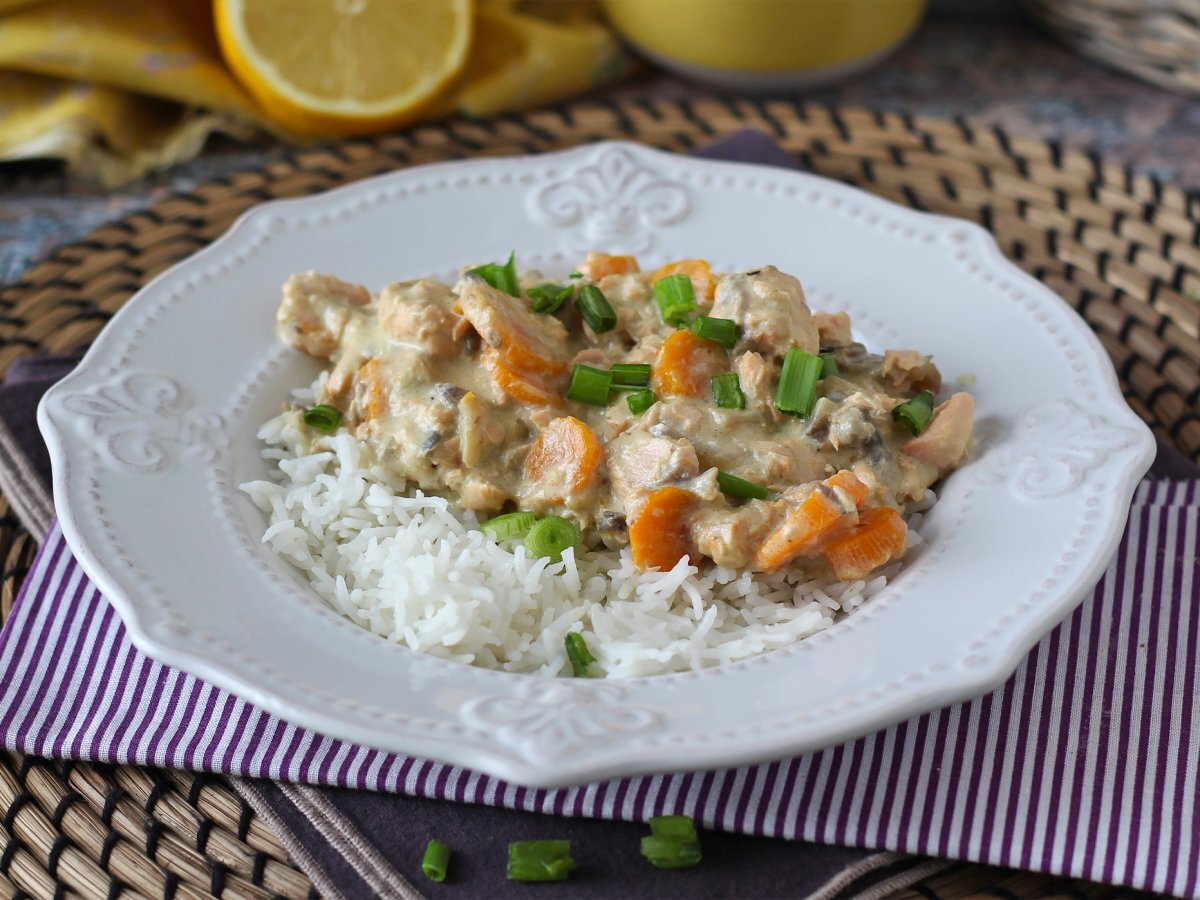 Spezzatino di salmone con funghi e carote