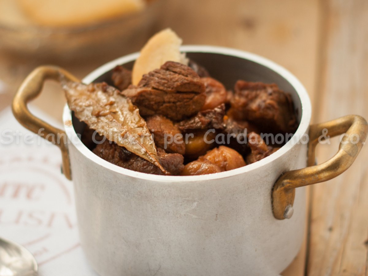 Spezzatino di vitello con castagne secche e prugne con pane al granturco