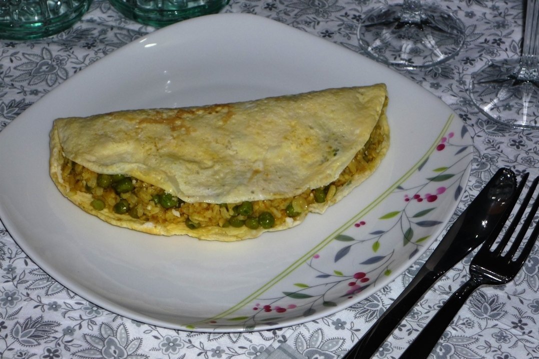 Spianata di uovo con riso e piselli Ricetta Petitchef
