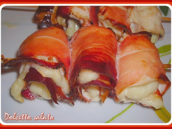 SPIEDINI CON INVOLTINI DI SPECK, POLLO E GALBANINO