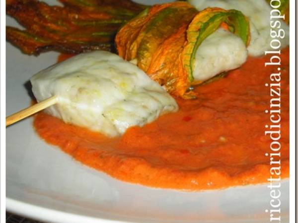 Spiedini di branzino e fiori di zucca e coulis di pomodori datterini rustica