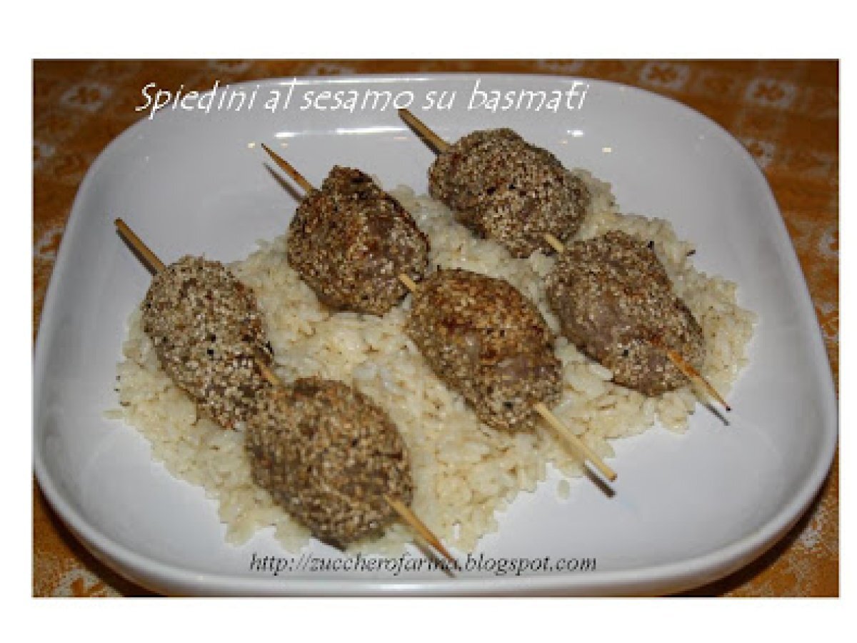 Spiedini di carne macinata al sesamo con riso basmati