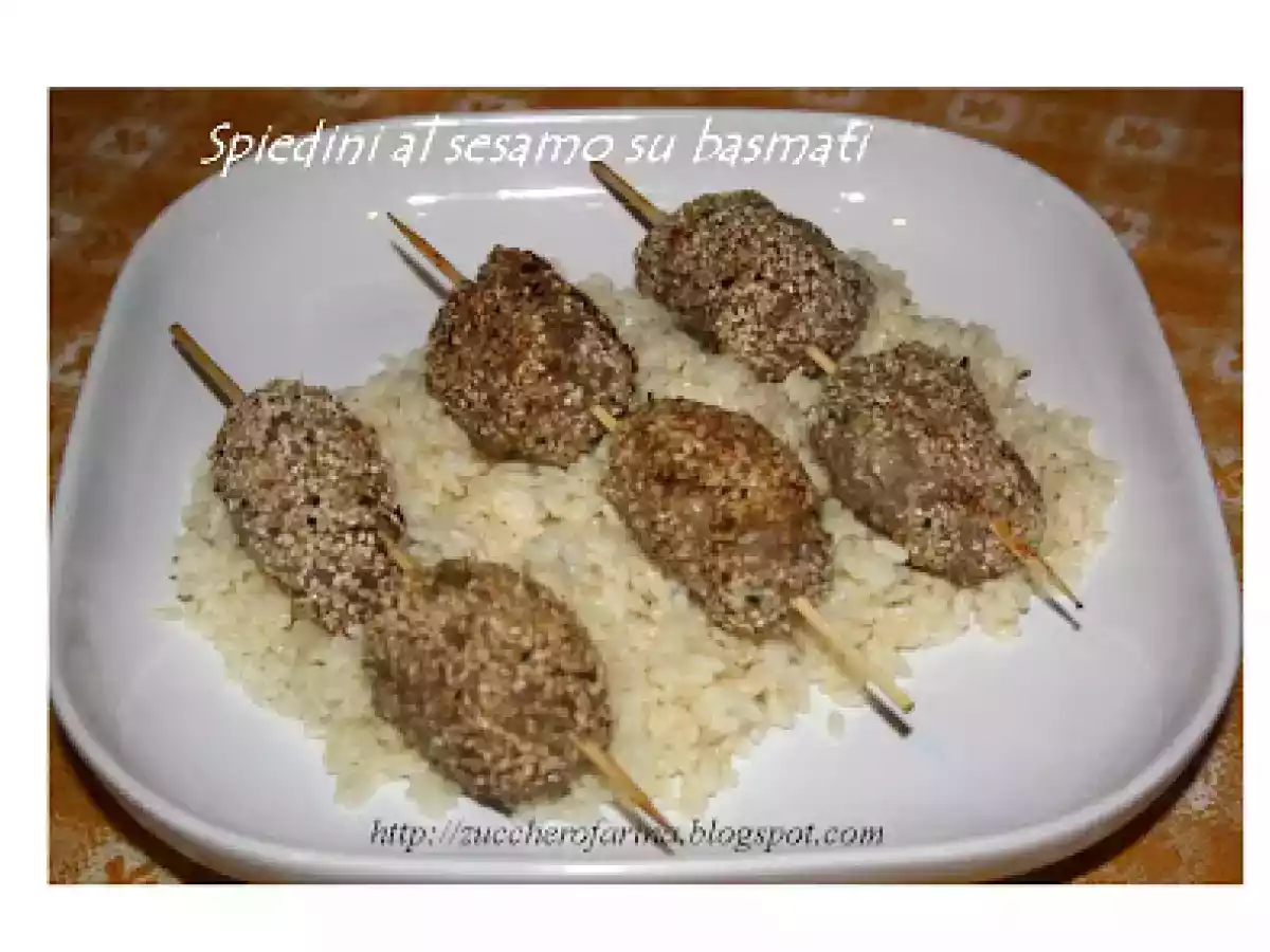Spiedini di carne macinata al sesamo con riso basmati