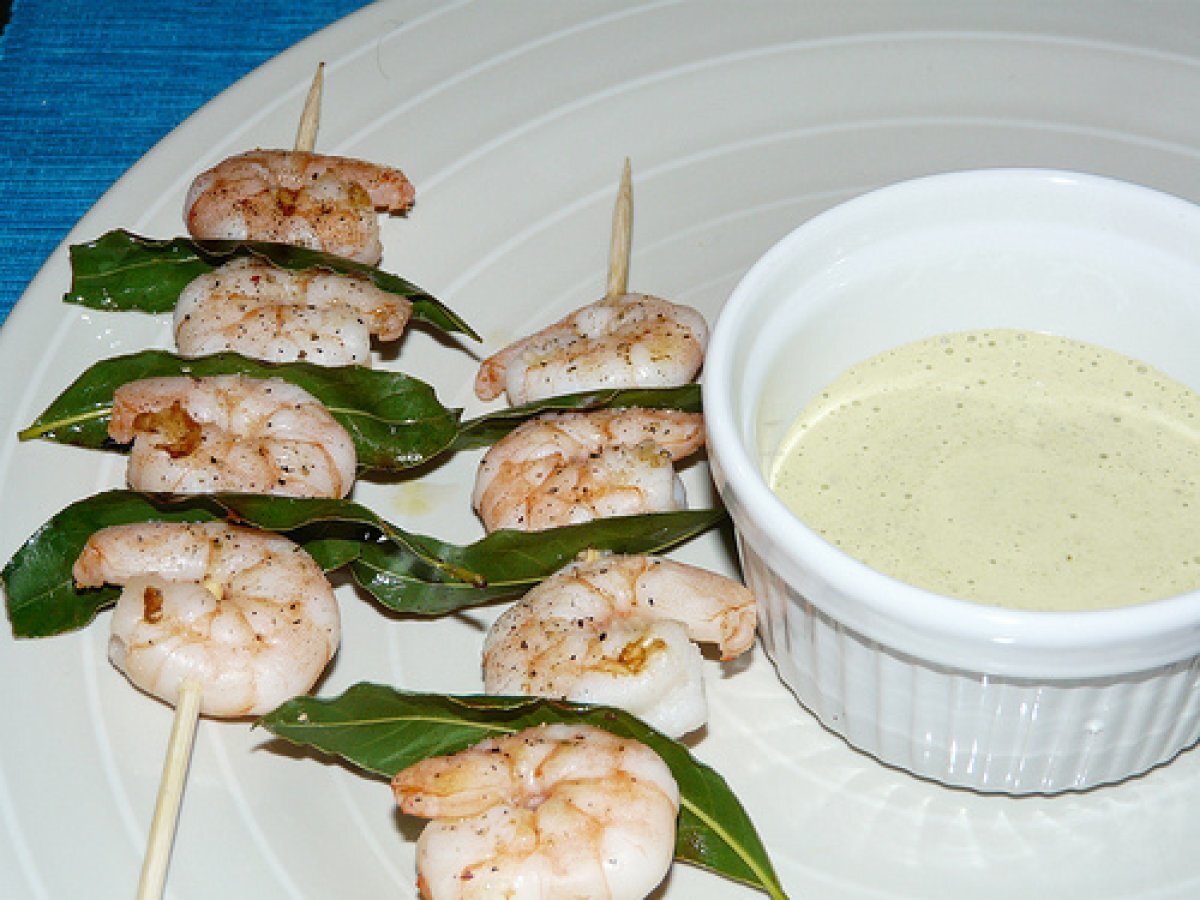 Spiedini di code di mazzancolle con la salsina profumata di basilico