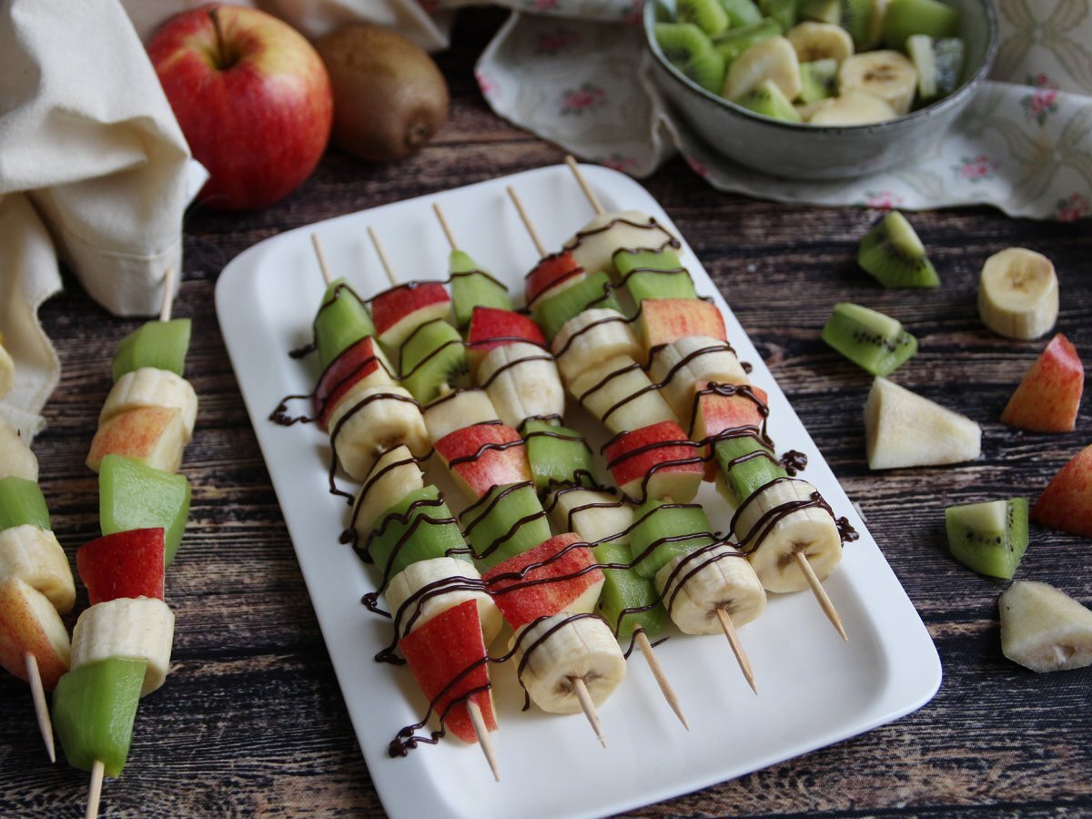 Spiedini di frutta con salsa al cioccolato