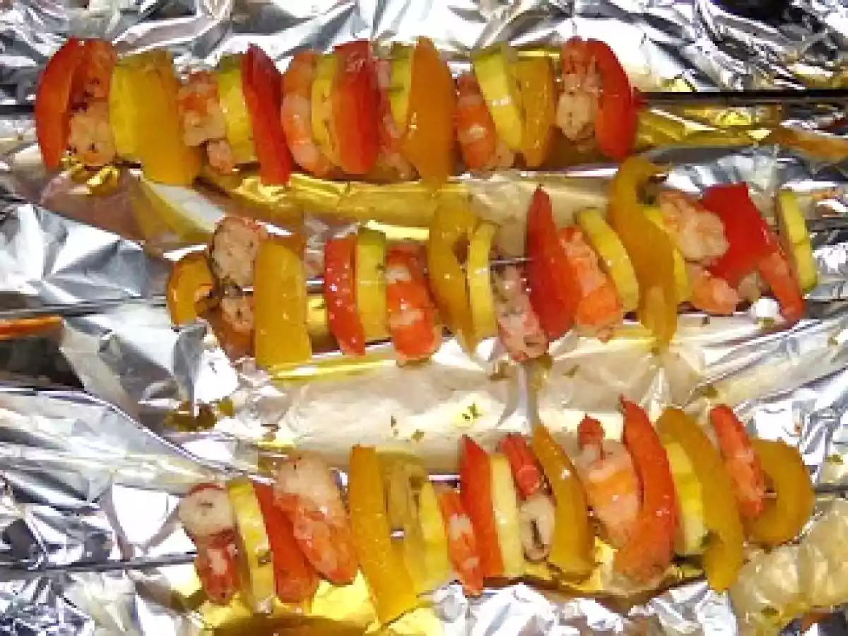 Spiedini di gamberi e verdure al forno