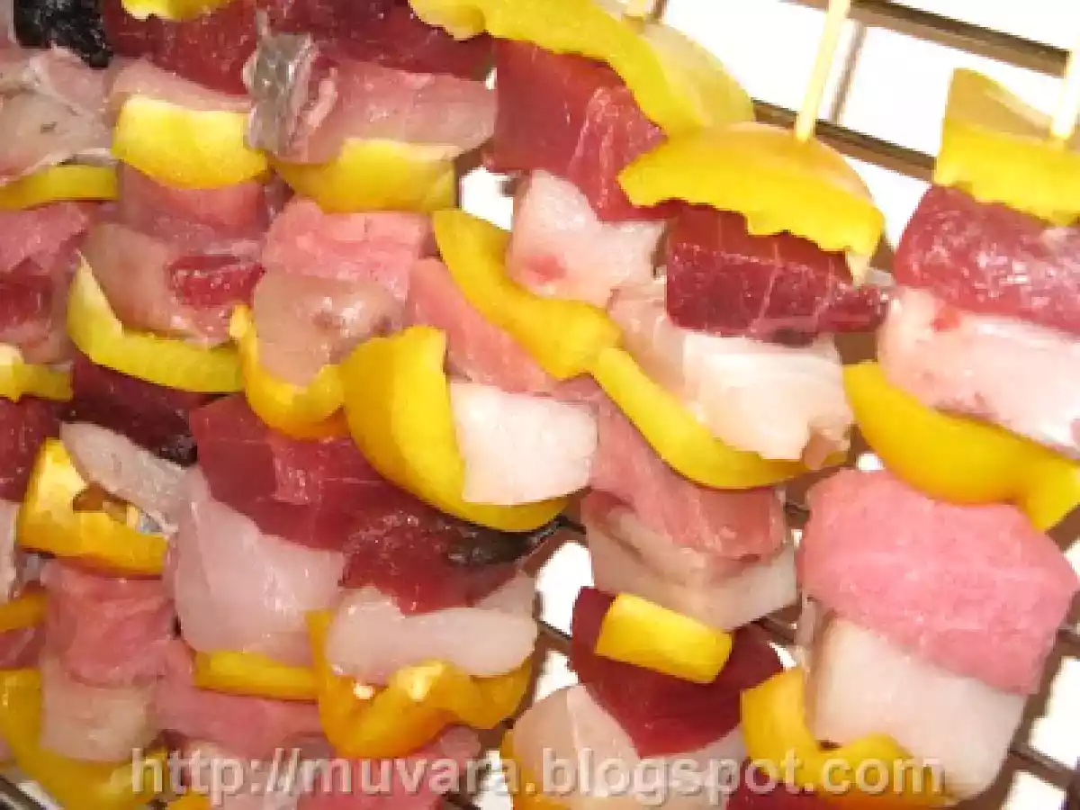 Spiedini di pesce e peperoni