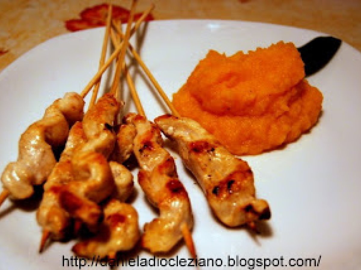 Spiedini di pollo con purè di zucca e patate.