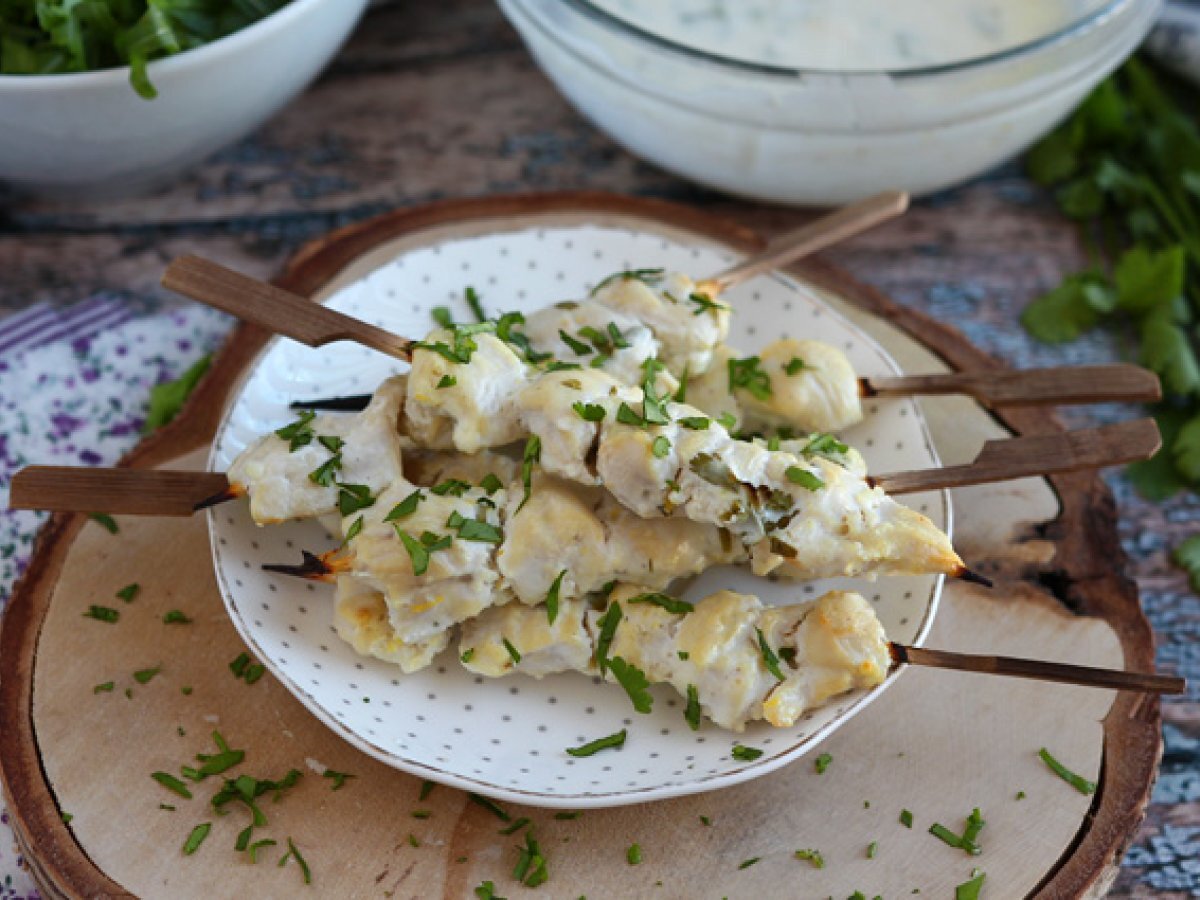 Spiedini di pollo marinati in salsa yogurt