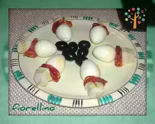 Spiedini di uova di quaglia