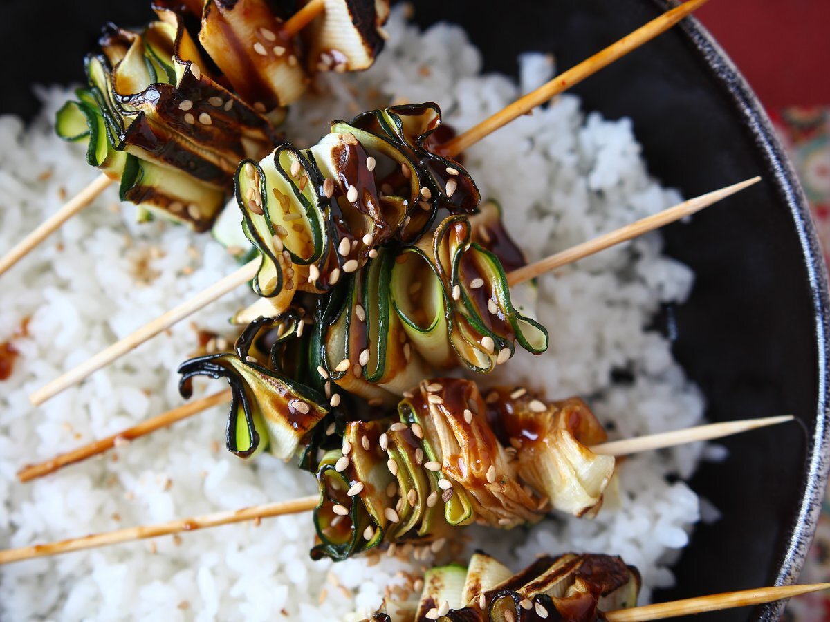 Spiedini di zucchine con una deliziosa salsa asiatica