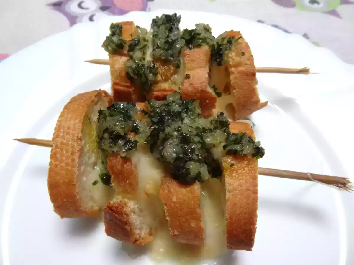 Spiedini rustici di baguette e scamorza