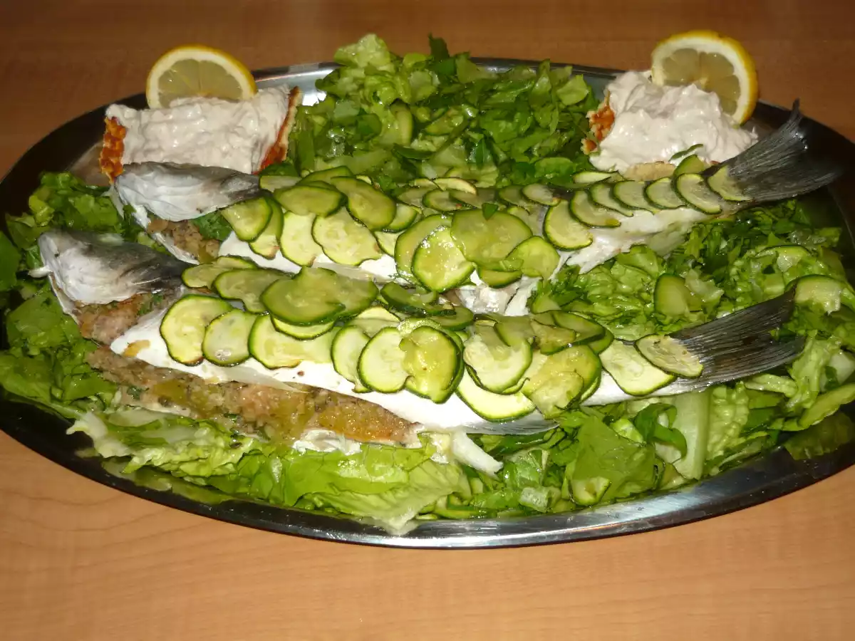 Spigola ripiena in crosta di zucchine, accompagnata da cialde di grana ripiene di mousse di tonno