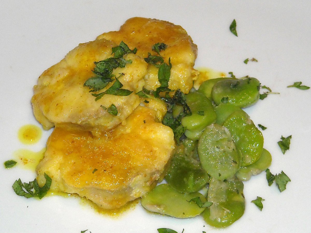 Spinarolo al curry con fave in umido.
