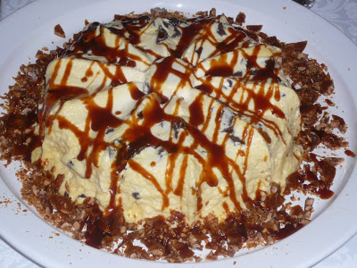 Spumone di zabaione acon croccante e salsa al caramello