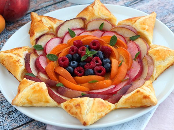 Stella di sfoglia con frutta fresca Stella di sfoglia con frutta fresca