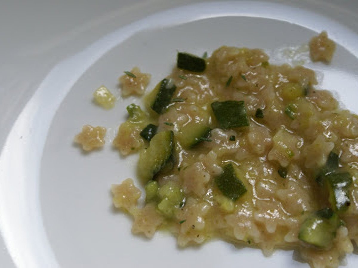 Stelline di farro con porro e zucchine profumate al timo