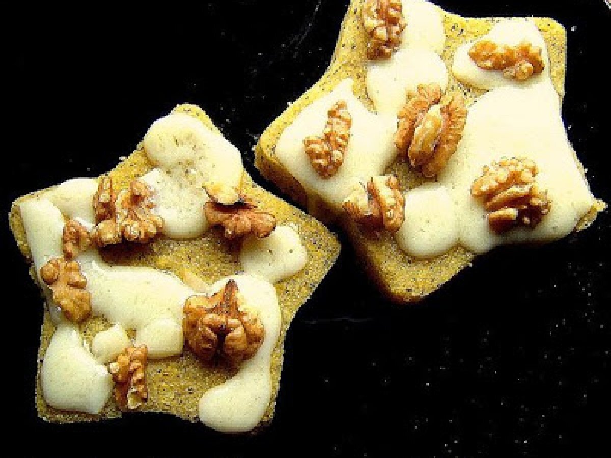 Stelline di polenta Taragna con formaggi e noci