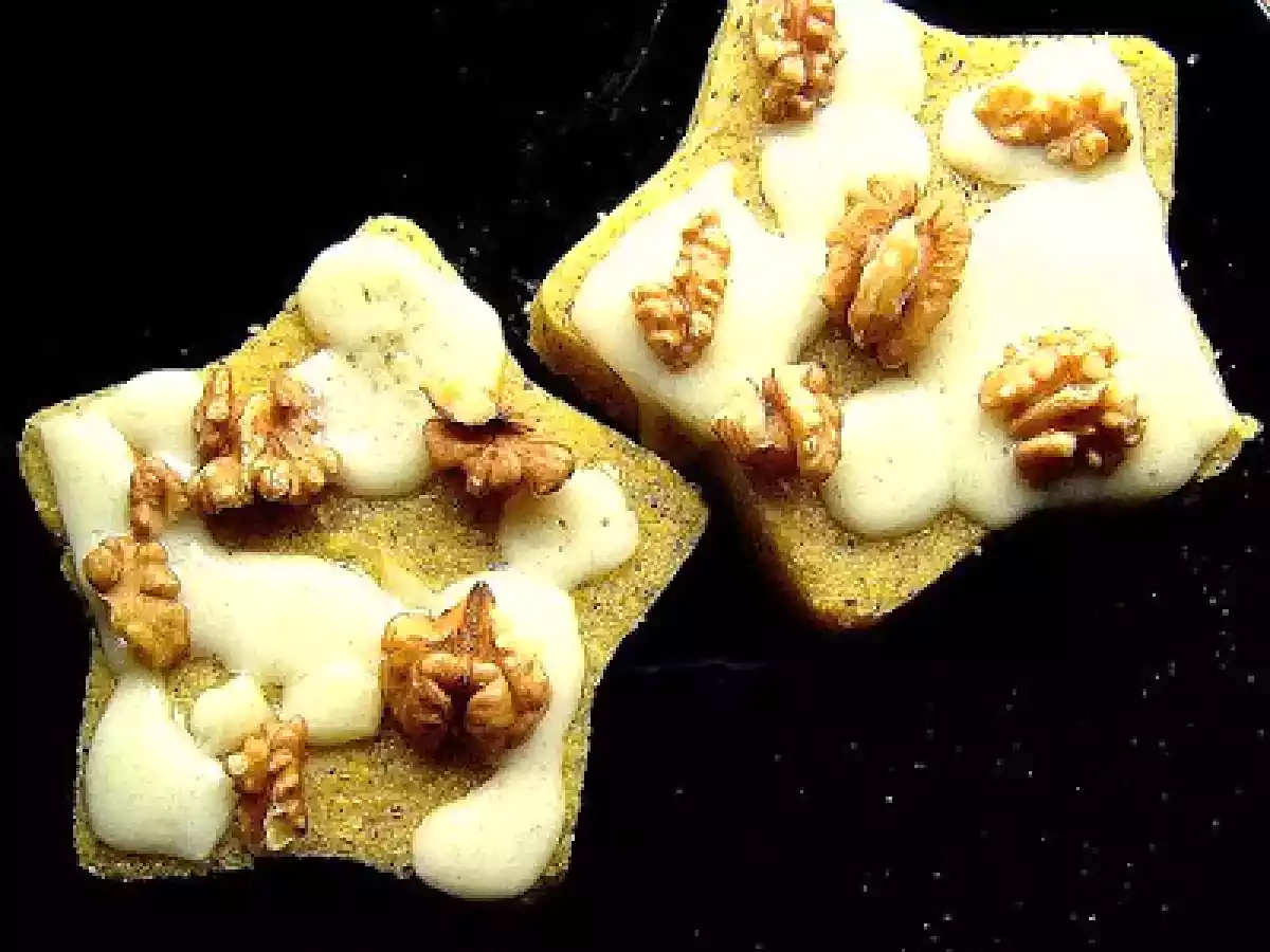 Stelline di polenta Taragna con formaggi e noci