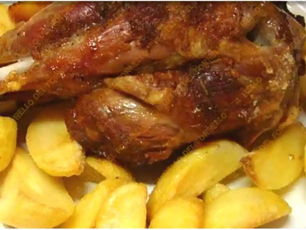 Stinco di maiale con patate al forno