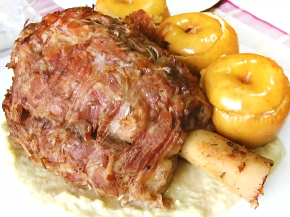 Stinco di vitello con purè di porri e nidi di mela