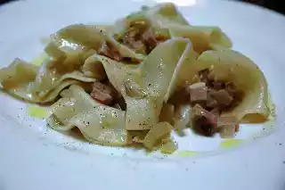 Straccetti al germe di grano con carciofi e speck