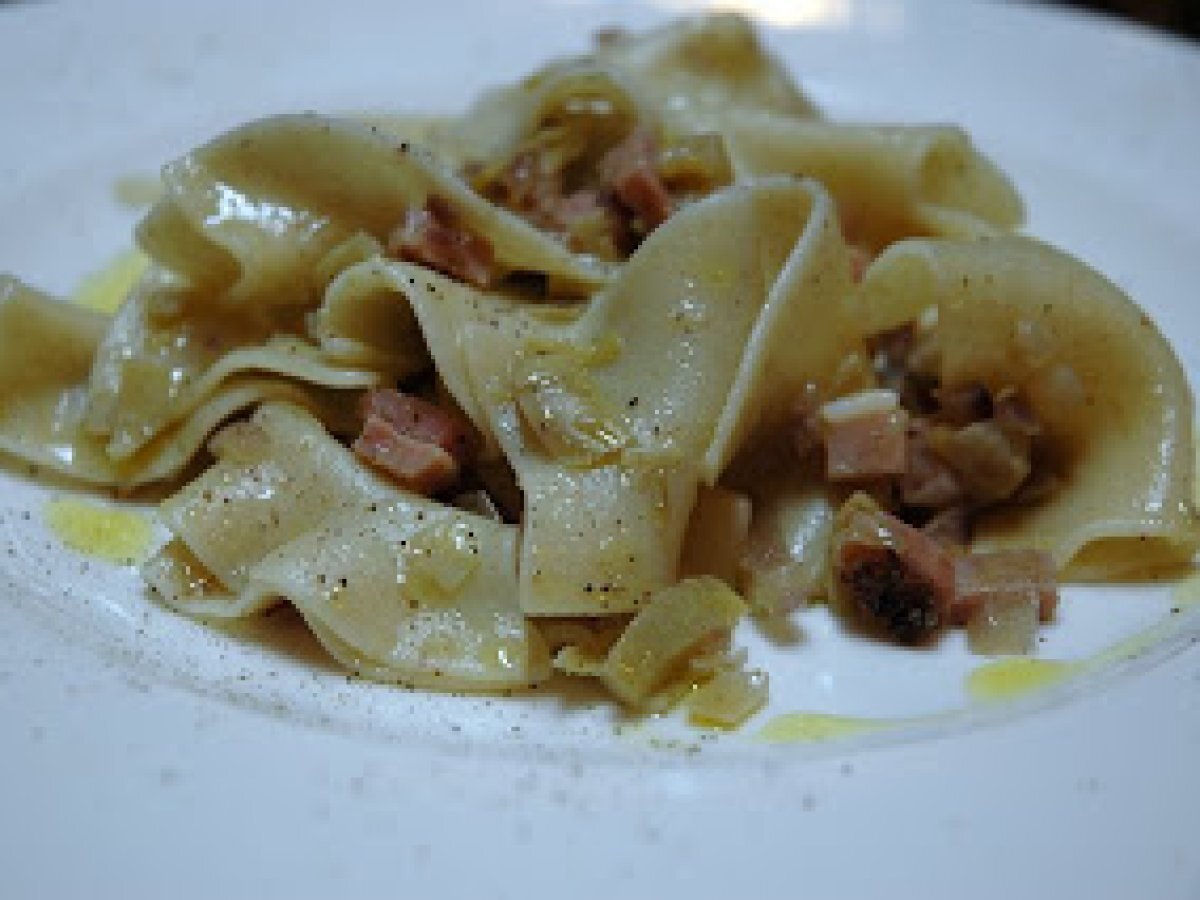 Straccetti al germe di grano con carciofi e speck