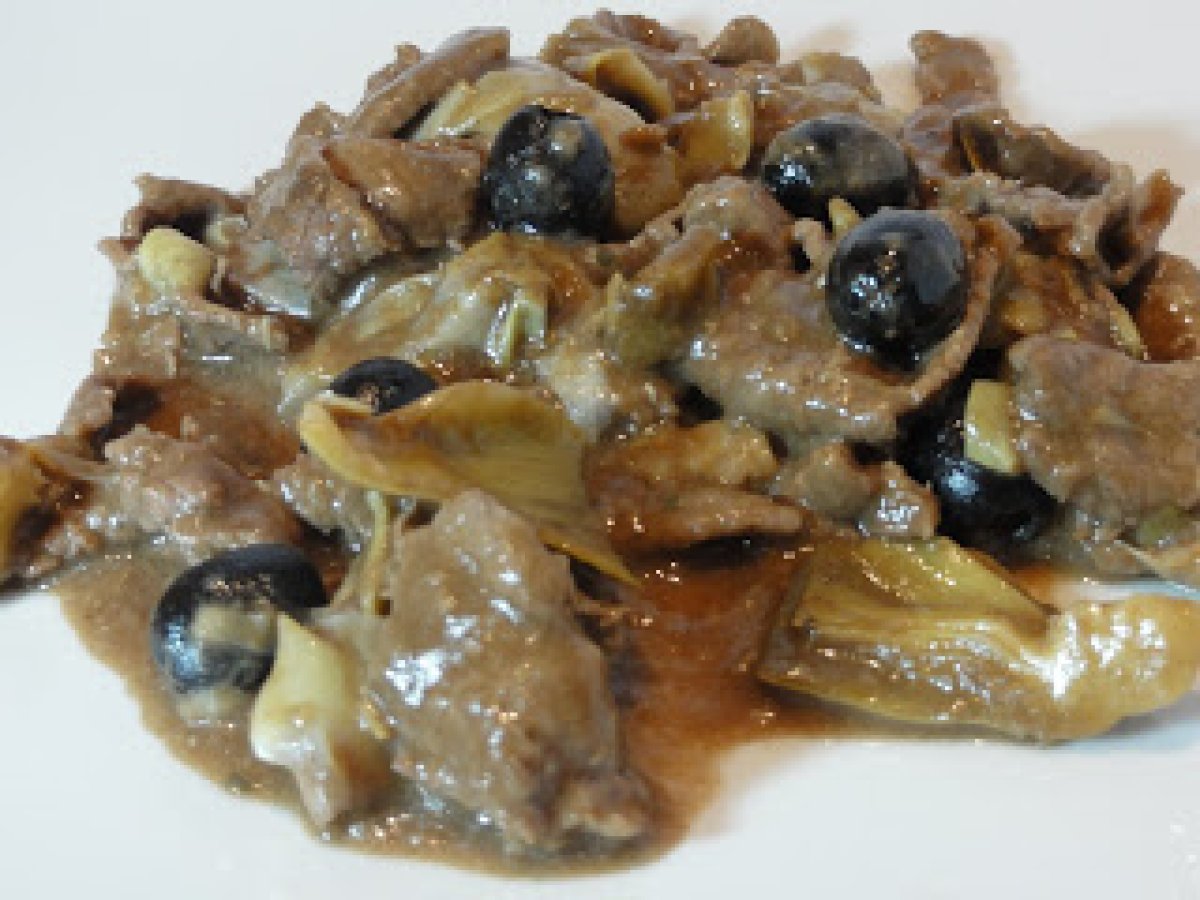 Straccetti di manzo con carciofini, olive e aceto balsamico