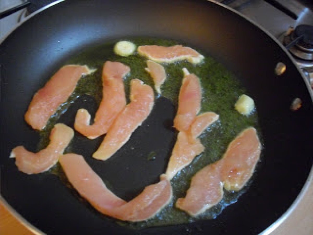 Straccetti di petto di pollo al verde - foto 8