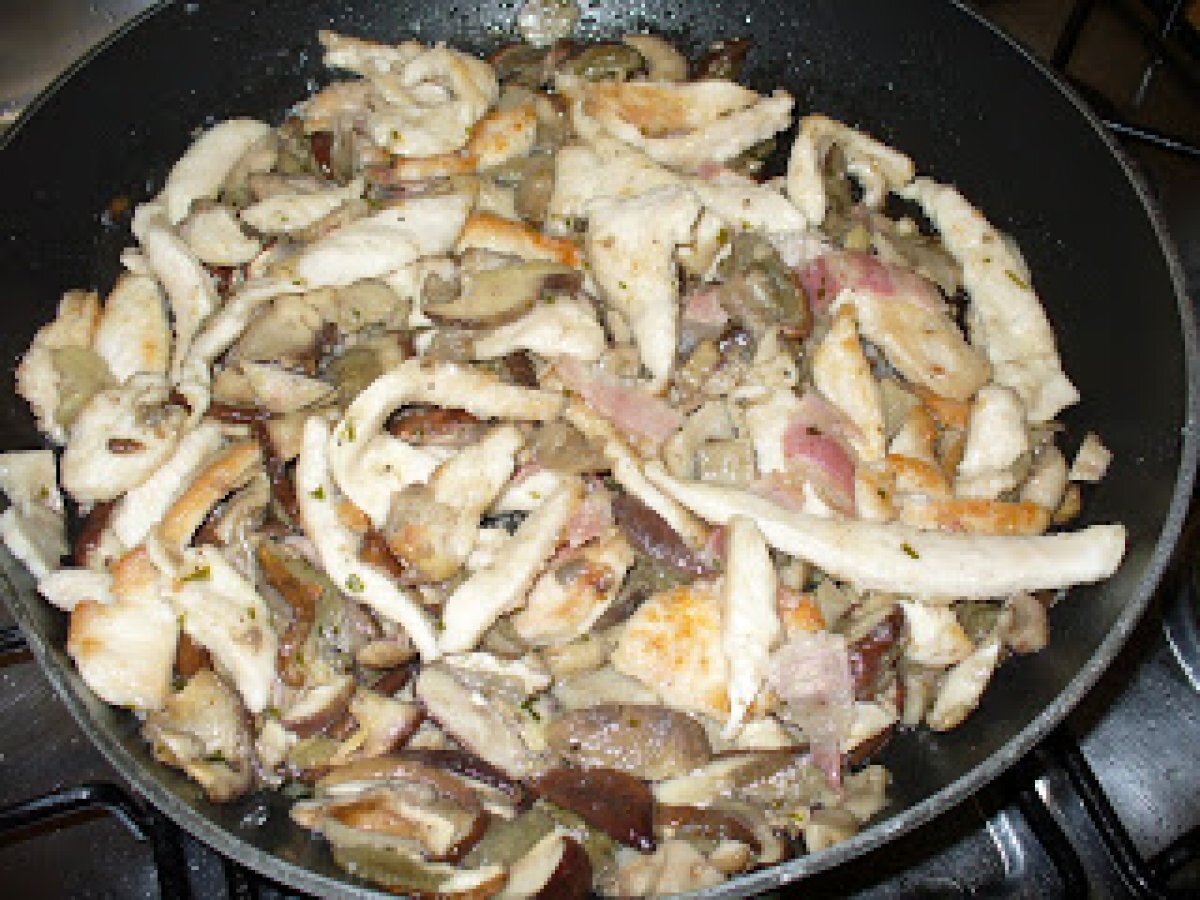 Straccetti di pollo con funghi e pancetta