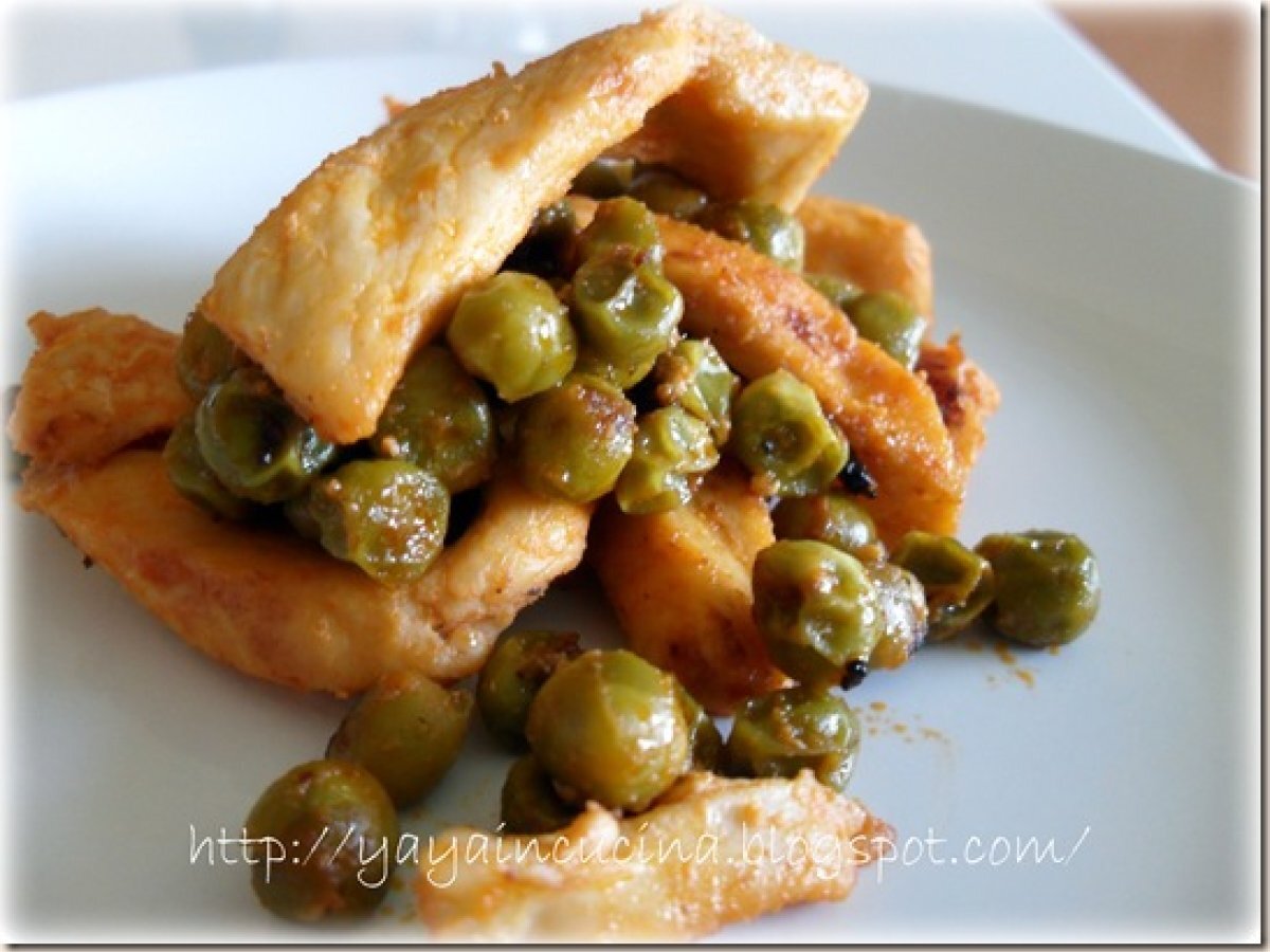Straccetti di pollo con piselli al prosecco