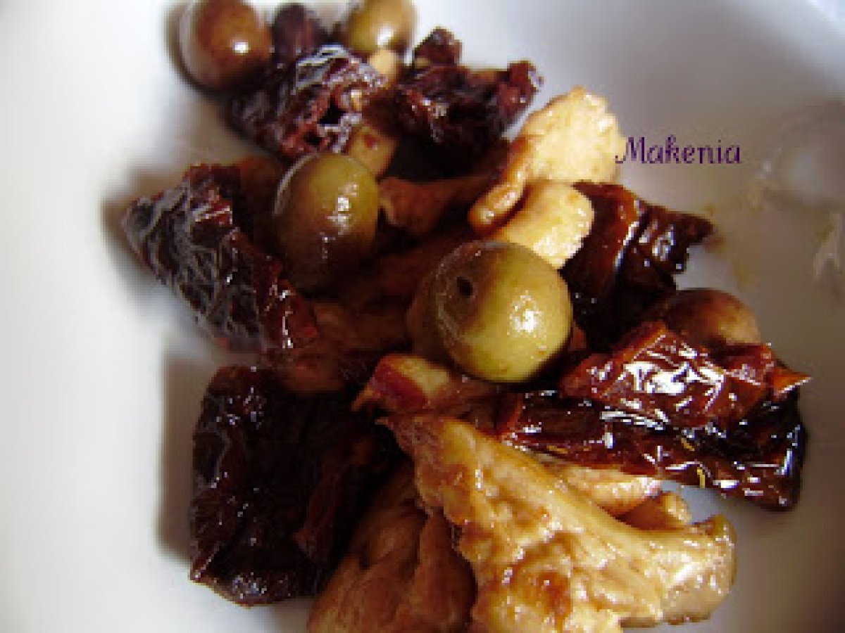 Straccetti di tacchino con olive e pomodori secchi