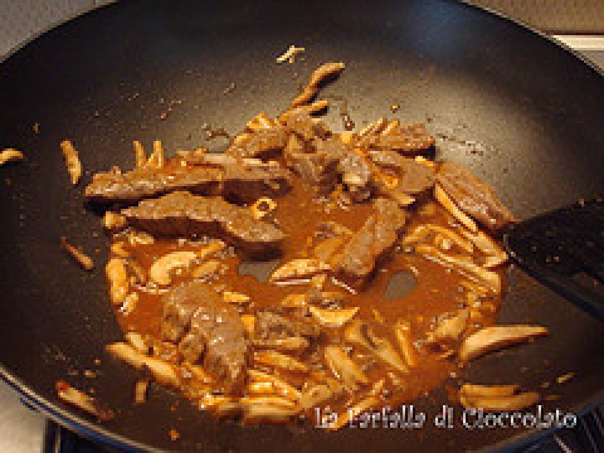 Straccetti di vitello ai funghi - foto 3