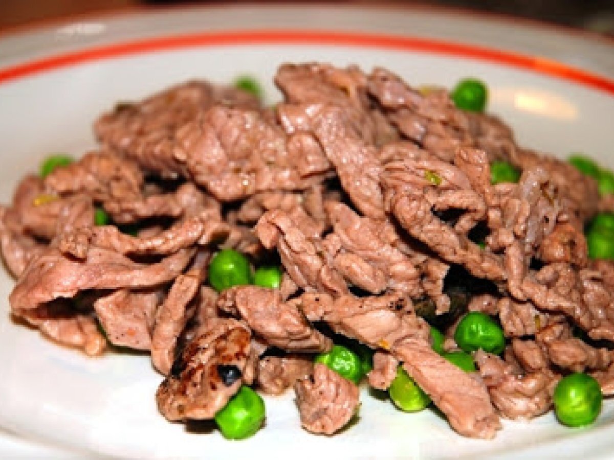 Straccetti (o uccelletto) di vitello con piselli e salvia