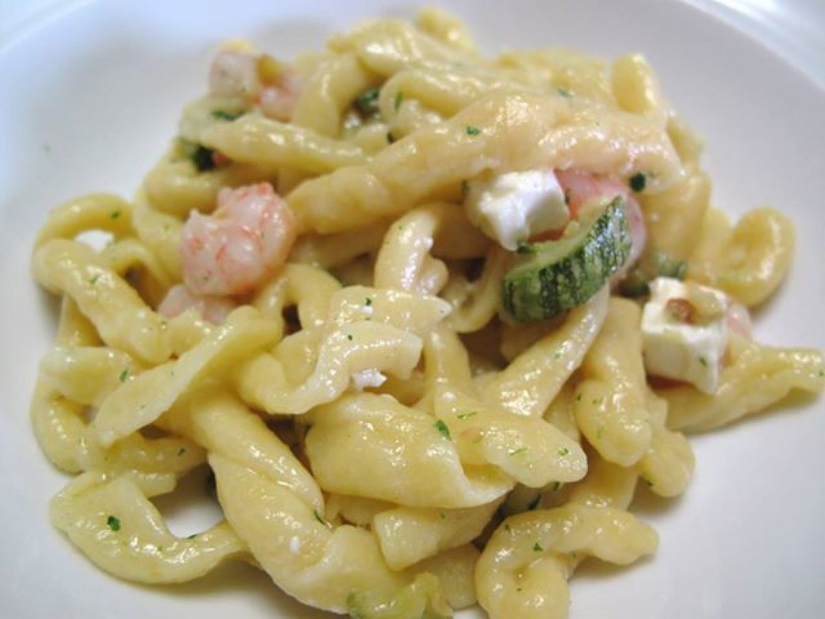 Stringozzi con gamberi, zucchine e feta