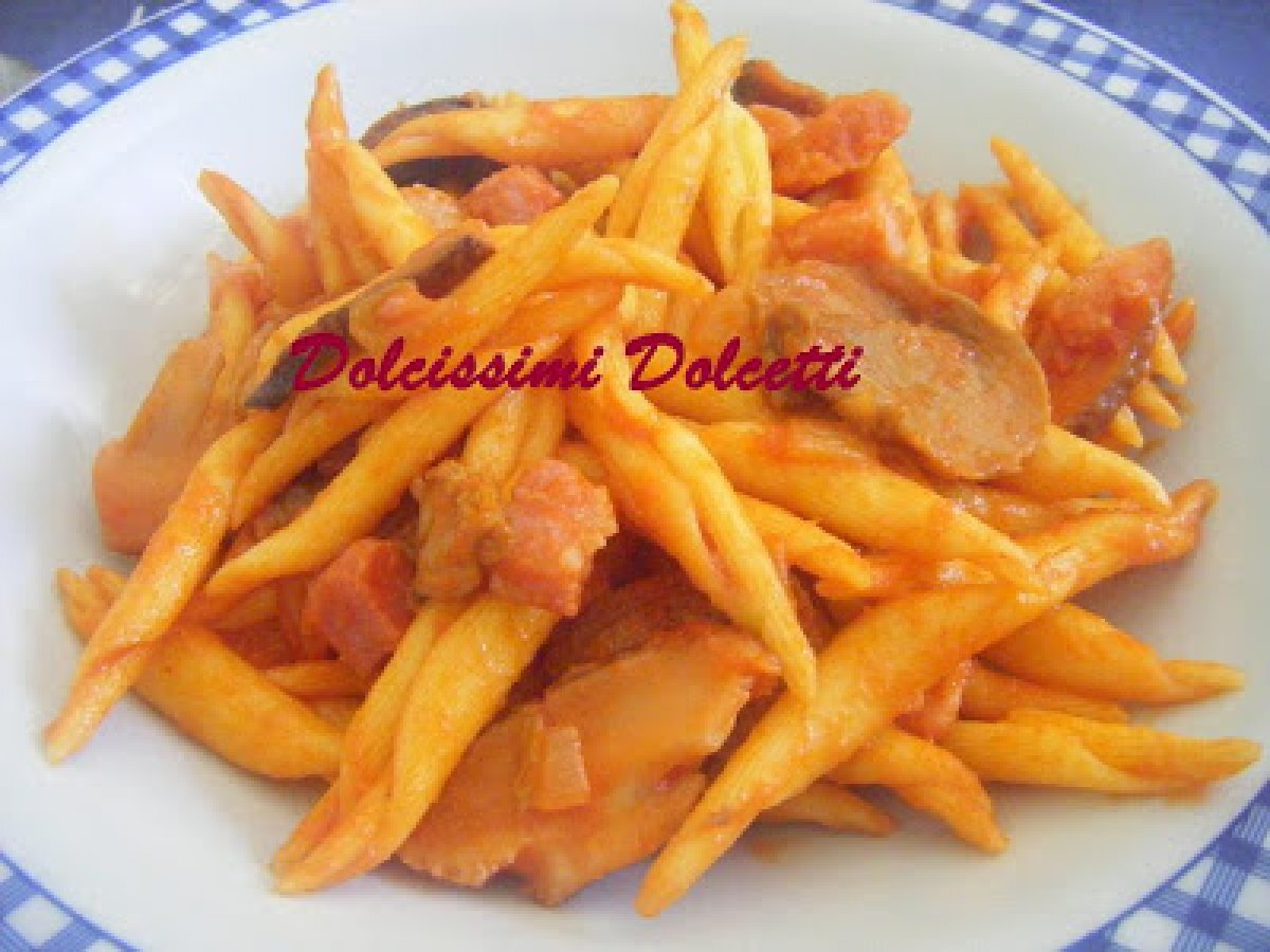 Strozzapreti al sugo piccante di funghi