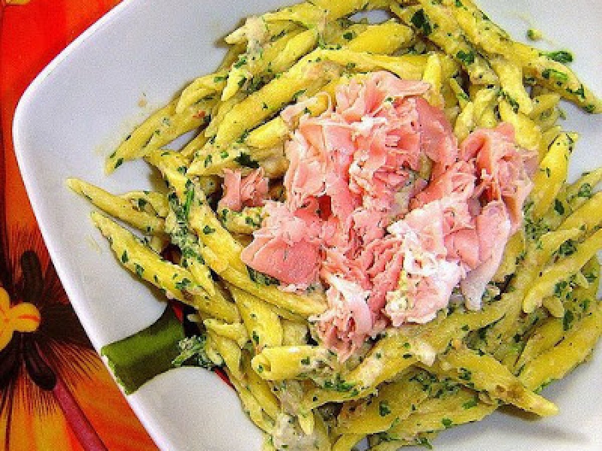 Strozzapreti alla crema di prosciutto cotto, basilico e nocciole