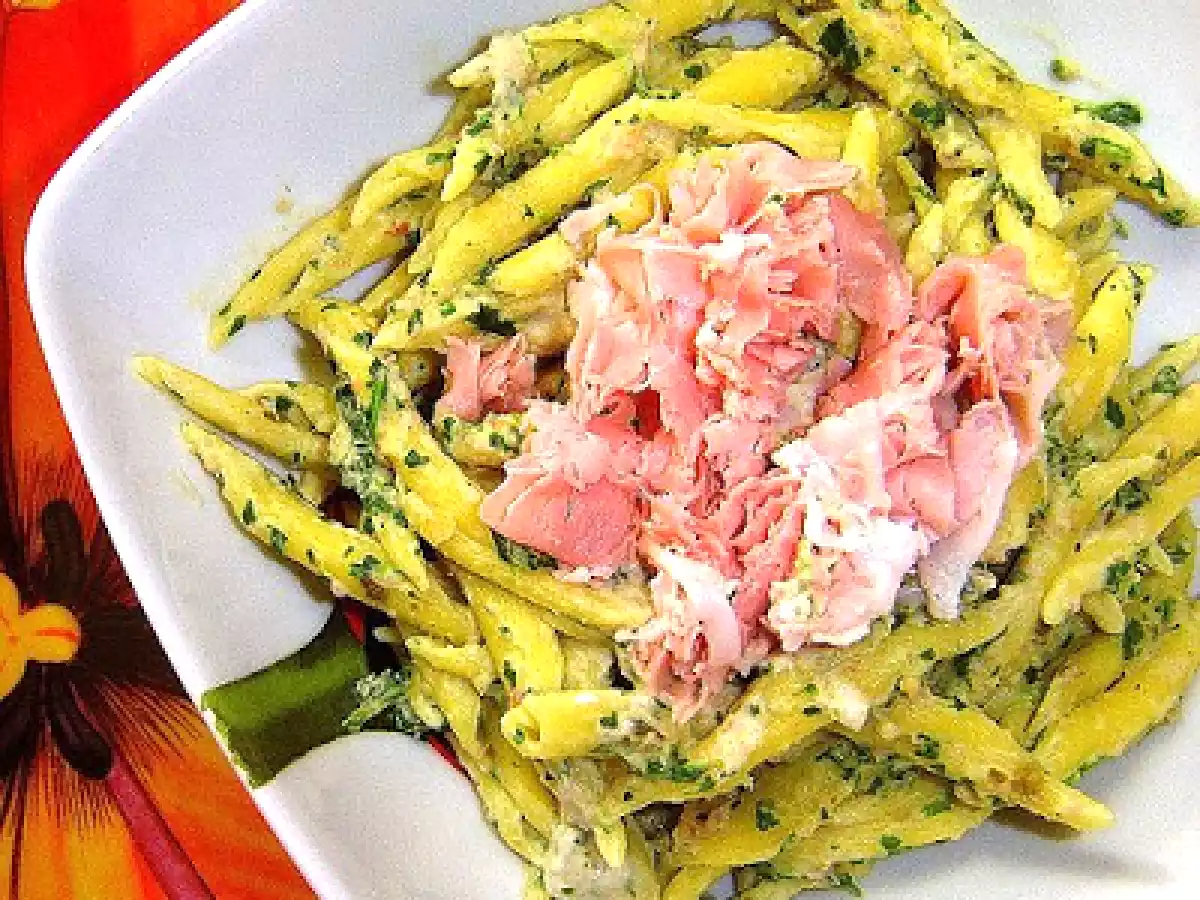 Strozzapreti alla crema di prosciutto cotto, basilico e nocciole