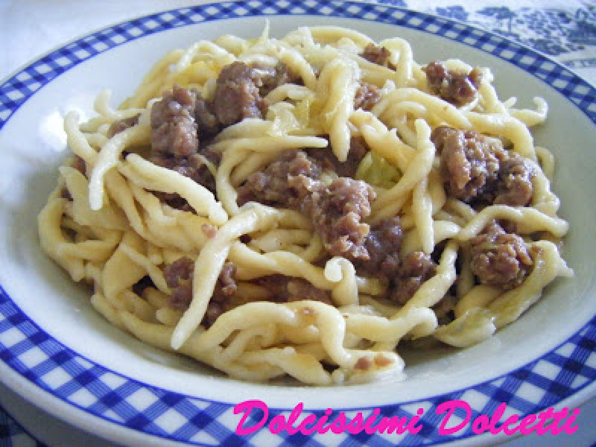 Strozzapreti con cavolo cappuccio e salsiccia