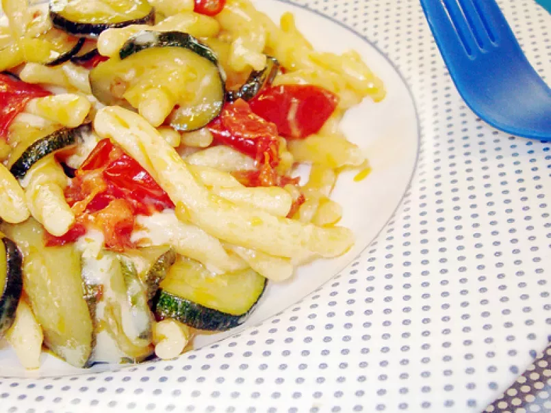 Strozzapreti con pancetta, pomodorini, zucchine e scamorza, foto 1