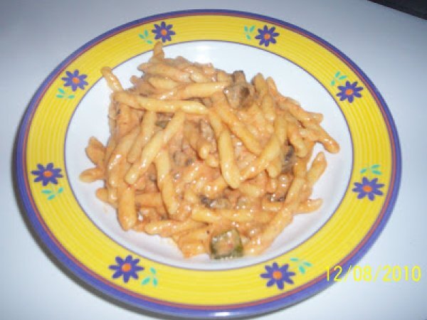 Strozzapreti con zucchine, funghi e gamberetti