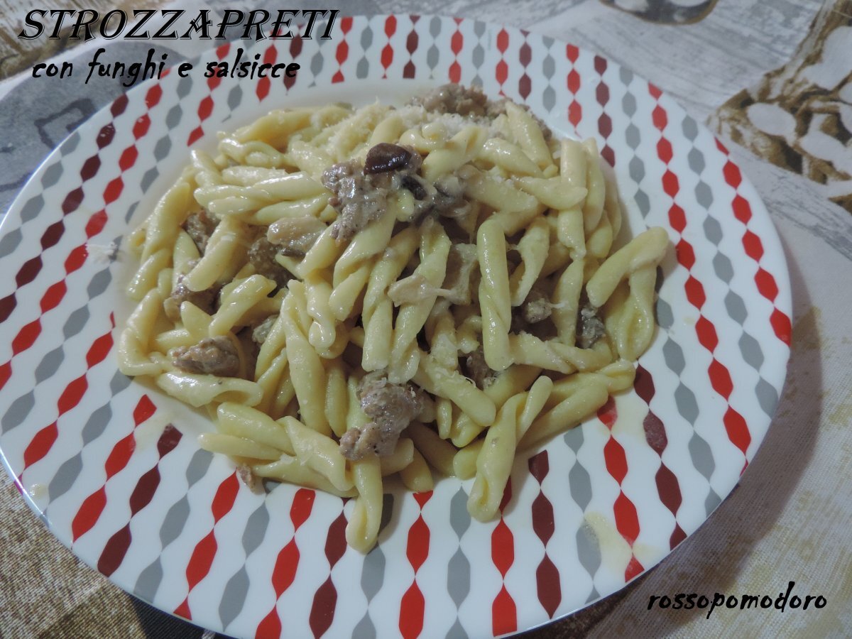Strozzapreti funghi e salsicce