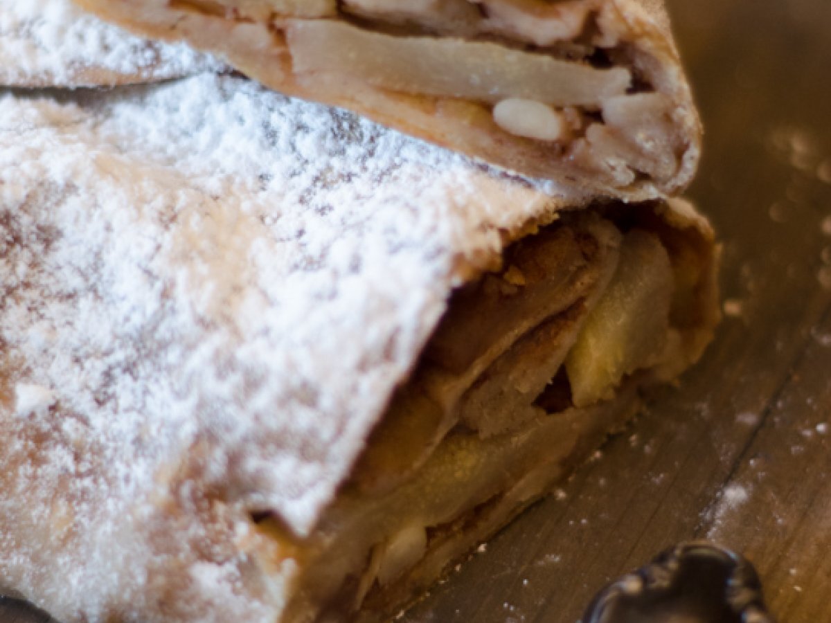 Strudel alle mele miste con salsa alla cannella di Carlo Cracco